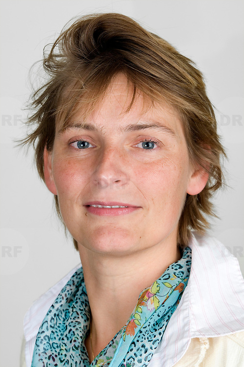 Nederland Rotterdam 19 september 2007 .Jeannette Baljeu, wethouder Verkeer, Vervoer en Organisatie gemeente Rotterdam ..Curriculum Vitae.?.Jeannette Baljeu..Portefeuille: Verkeer, Vervoer en Organisatie .Naam: Jeannette Nicole Baljeu .Geboortedatum: 07-08-1967 .Geboorteplaats: Den Helder .Burgerlijke staat: Ongehuwd .Beroep vóór het wethouderschap: Gemeenteraadslid Rotterdam .Woonplaats: Rotterdam..Opleiding(en).Erasmus Universiteit (Economie); .HES Rotterdam (Economische/Juridisch); .VWO (Den Helder) . .Loopbaan/werkervaring.Dagelijks Bestuur Hoek van Holland; portefeuille welzijn, sport en milieu; .Beleidsmedewerker Ministerie van Economische Zaken, directie Handel en Investeringsbeleid; dossier Maatschappelijk Verantwoord Ondernemen Internationaal; .Financieel Economisch Adviseur bij Senter, uitvoeringsorgaan van het Ministerie van Economische Zaken; Programma Samenwerking Midden- en Oost-Europa (PSO); .Secretarieel medewerker Ministerie van Economische Zaken, directie Fabricage en Zware industrie (part-time naast studie). . .Politieke activiteiten.mrt 2006-mei 2006 Gemeenteraadslid Rotterdam; .jan 2005-mrt 2006 Dagelijks Bestuur Hoek van Holland; .2002-2005 Deelraadslid Kralingen-Crooswijk; .2004 Kandidaat nummer 17 Europees Parlement; .Debat- en communicatietrainer bij Haya van Sommeren Stichting (opleidingsinstituut van de VVD); .Lid van de Commissie Talentmanagement van de VVD. . .Overige functie's.bestuurslid Stichting Holland Debate; .bestuurslid Dutch Schools Debating Championships; .erelid Erasmus Debating Society; .debat- en communicatietrainer via eigen bureau Baljeu.info en via VOF Spreken en Debatteren. . .Hobby/interesses.Wandelen, skiën en muziek (Jazz)...Foto David Rozing .06 52334959