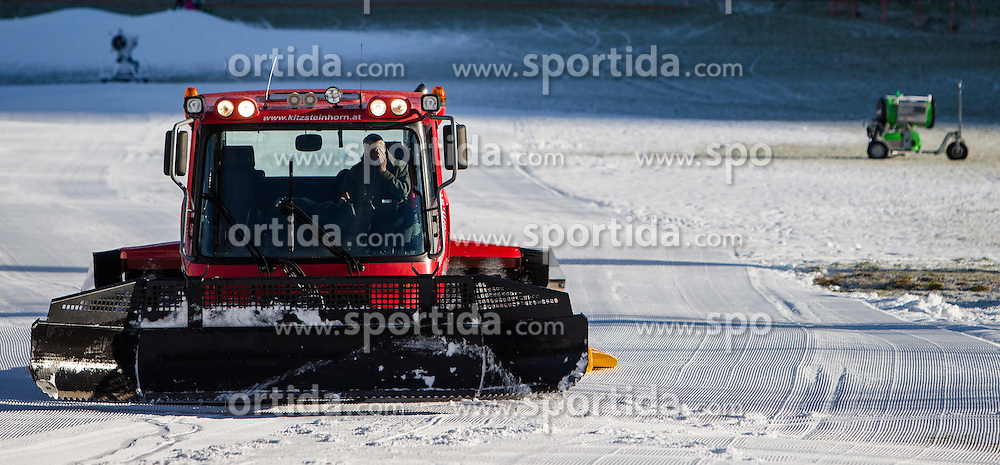THEMENBILD - eine Pistenraupe auf den teils mit Kunstschnee bedeckten Lechnerberg, aufgenommen am 23. Dezember 2014, Kaprun, Österreich. Kein Wintereinbruch, Seilbahner warten auf Schnee bzw. auf einen Temperatursturz // a snowcat at the Lechnerberg that is partly covered by snow, Kaprun, Austria on 2014/12/23. EXPA Pictures © 2014, PhotoCredit: EXPA/ JFK