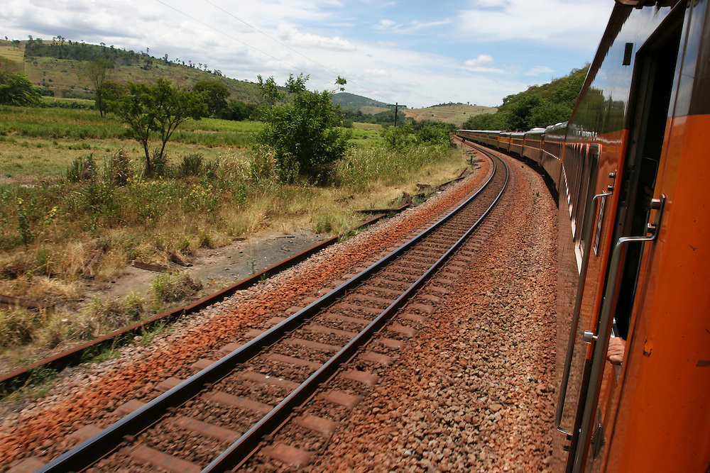Conselheiro Pena_MG, Brasil. ..Trem de passageiros da Estrada de Ferro Vitoria-Minas...The passenger train of the Railroad Vitoria-Minas...Foto: MARCUS DESIMONI / NITRO