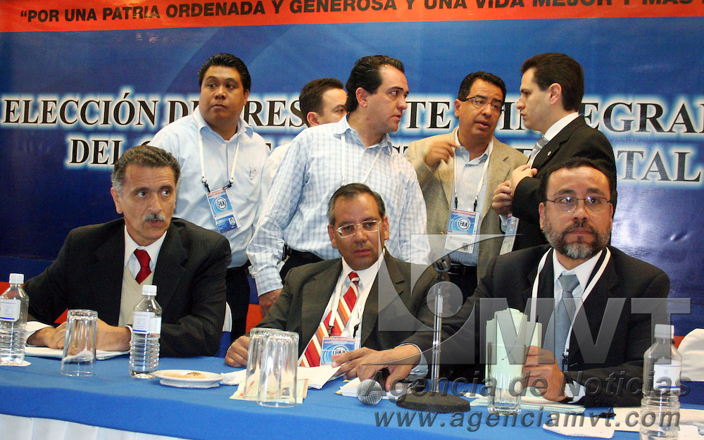Toluca, Mex.- Carlos Abascal Carranza (abajo ext izq), Secretario del Comite Ejecutivo Nacional (CEN) del PAN, Francisco Garate Chapa (der), Carlos Alberto Perez Cuevas (arriba ext izq), diputado local, Gonzalo Alarcon Barcena (cen), alcalde de Atizapan y Gustavo Parra Noriega ex candidato a la dirigencia estatal, platican despues de saber que Juan Carlos Nuñez Armas, es el nuevo titular. Agencia MVT / Javier Rodriguez. (DIGITAL)<br />
<br />
<br />
<br />
<br />
<br />
<br />
<br />
NO ARCHIVAR - NO ARCHIVE