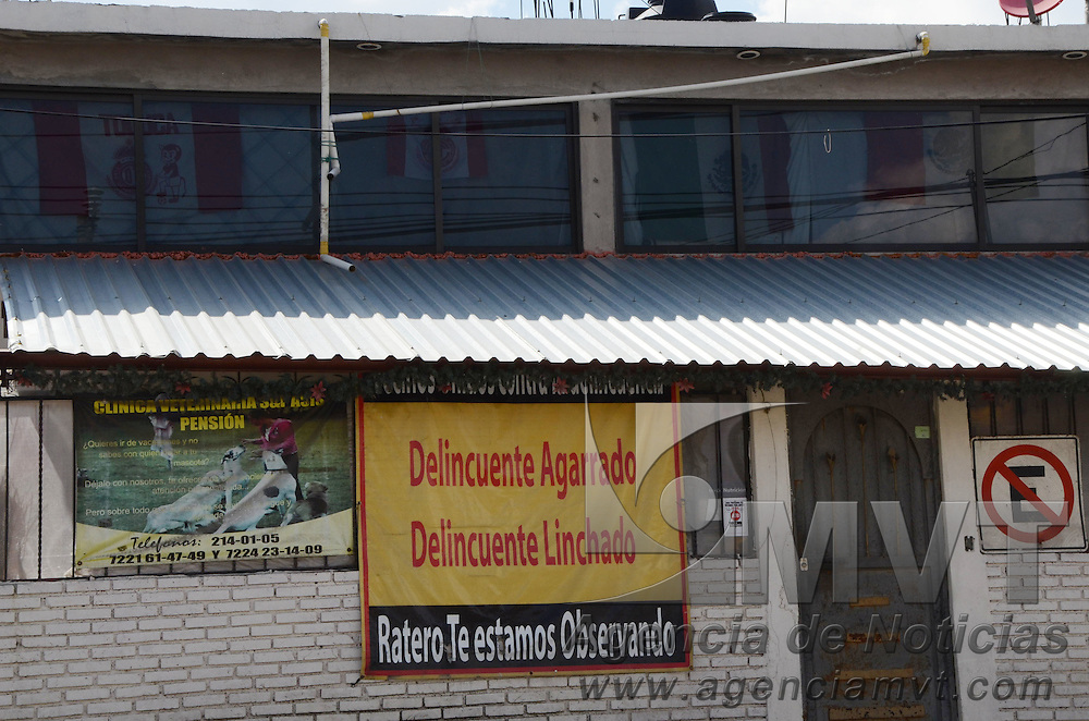 TOLUCA, México.- Habitantes de San Pablo Autopan, delegación de Toluca, han colocado mantas y pintado bardas en contra de la delincuencia y anuncian hacerse justicia por propia mano si agarran algún delincuente. Agencia MVT / José Hernández. (DIGITAL)