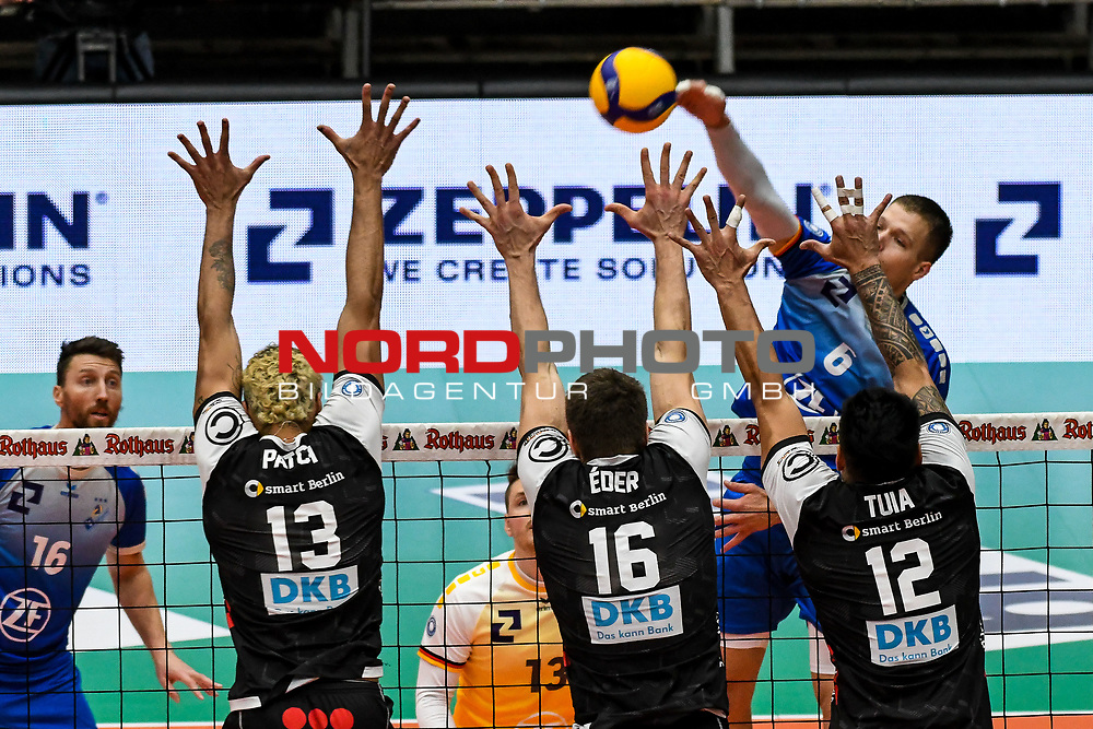 21.11.2020, Zeppelin CAT Halle A1, Friedrichshafen, GER, DVL, VfB Friedrichshafen vs Berlin Recycling Volleys,<br />
im Bild Martti Juhkami (Friedrichshafen, #6) mit Schmetterball, 3-er Block, Benjamin Patch (Berlin, #13), Eder Carbonera (Berlin, #16), Samuele Tuia (Berlin, #12)<br />
<br />
Foto © nordphoto / Hafner