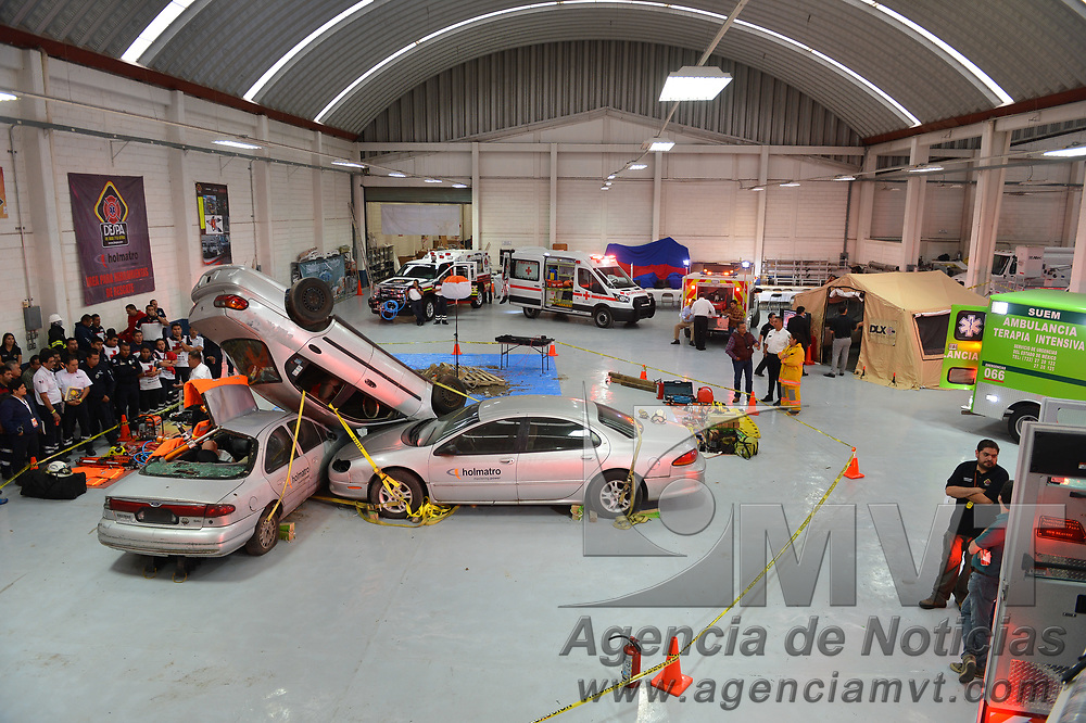 TOLUCA, Mexico.- Paramédicos de distintos servicios de emergencia y rescate reciben un curso y la presentación de equipo medico de alta tecnología por parte de la empresa Conversiones Especiales, armadora de camiones de bomberos y ambulancias. Agencia MVT / Mario Vazquez de la Torre.