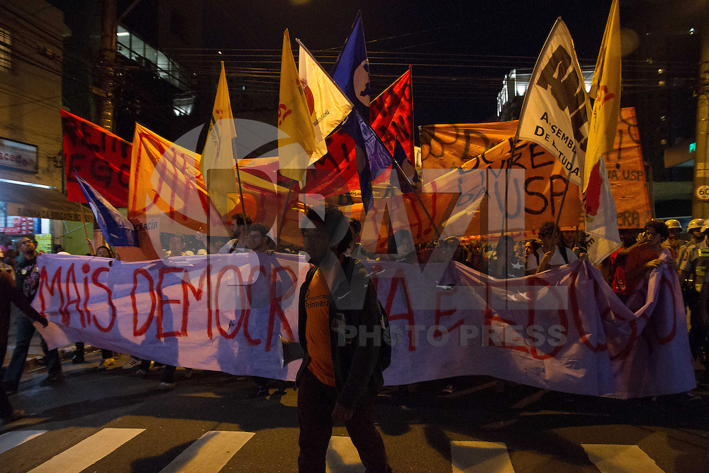 SAO PAULO, SP, 09.10.2013 - Alunos da USP saem as ruas em maniestação de apoio ao professores, os manifestantes sairam do vão do Masp e caminharam até a Assembleia Legislativa onde tiveram um encontro com deputado estadual Carlos Giannazi na noite desta quarta-feira(9). (Foto: Amauri Nehn / Brazil Photo Press).