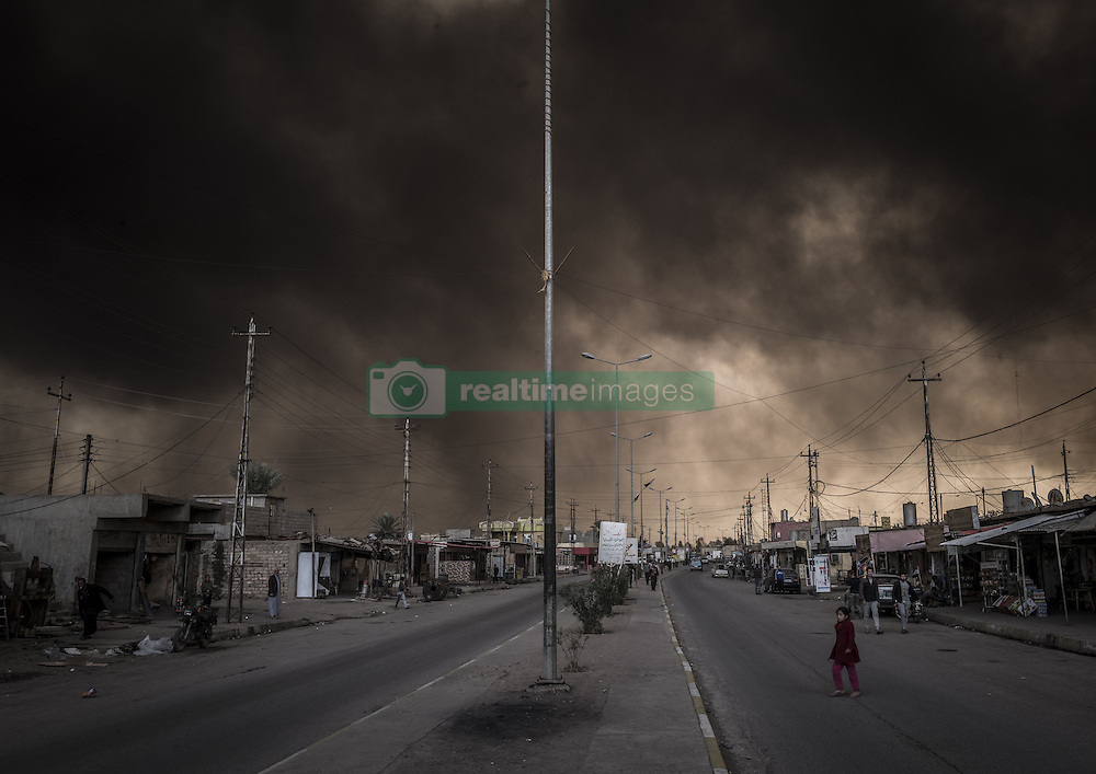 November 2, 2016 - Al Qayyarah, Nineveh Governorate, Iraq - Smoke rises from burning oil fields set by ISIS at Al Qayyarah. Iraq’s special forces entered the outskirts of Mosul and were advancing despite fierce fighting by ISIS fighters. (Credit Image: © Bertalan Feher via ZUMA Wire)