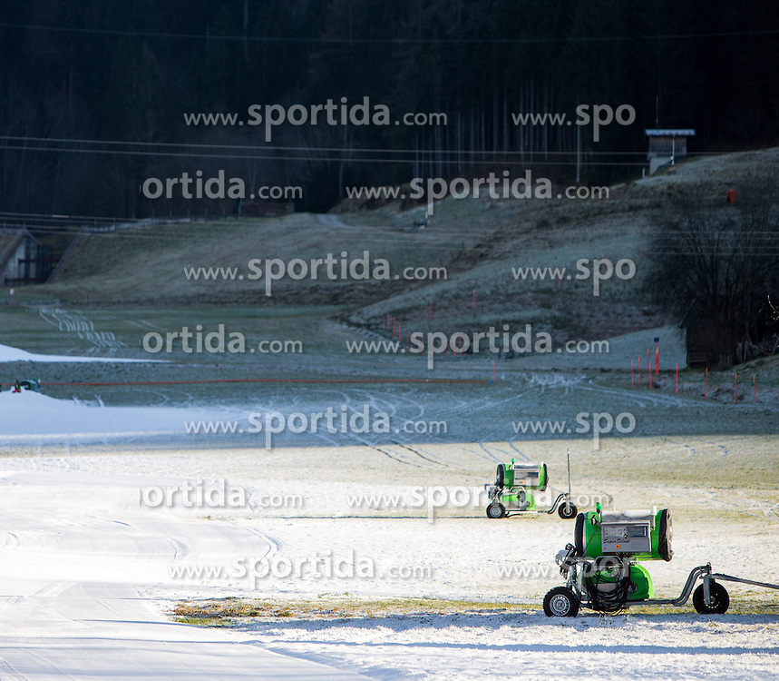 THEMENBILD - Schneekanonen am Lechnerberg, aufgenommen am 23. Dezember 2014, Kaprun, Österreich. Kein Wintereinbruch, Seilbahner warten auf Schnee bzw. auf einen Temperatursturz // snow making machines on the Lechnerberg, Kaprun, Austria on 2014/12/23. EXPA Pictures © 2014, PhotoCredit: EXPA/ JFK